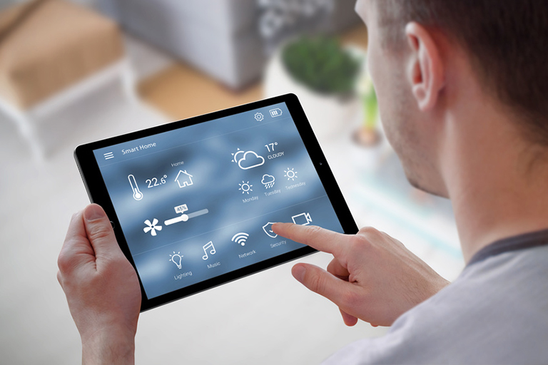 Mann konfiguriert Smart Home am Tablet