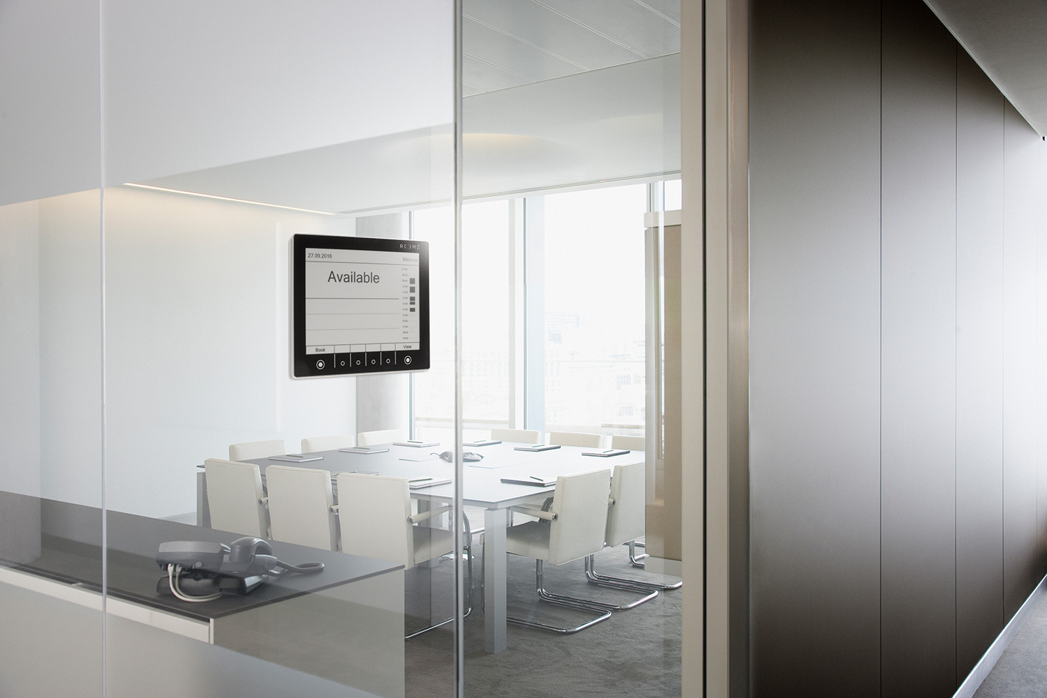 Digitales Türschild ROOMZ Display vor einem Konferenzzimmer
